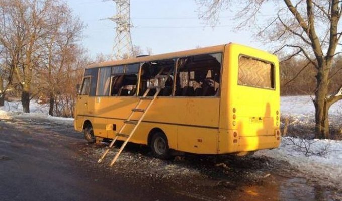 В Донецкой области под обстрел попал автобус с пассажирами (10 фото + видео)
