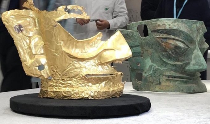 Китайские археологи нашли золотую маску (3 фото)