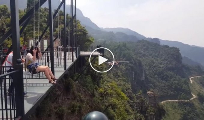Необычные качели над 340-метровой пропастью в Китае