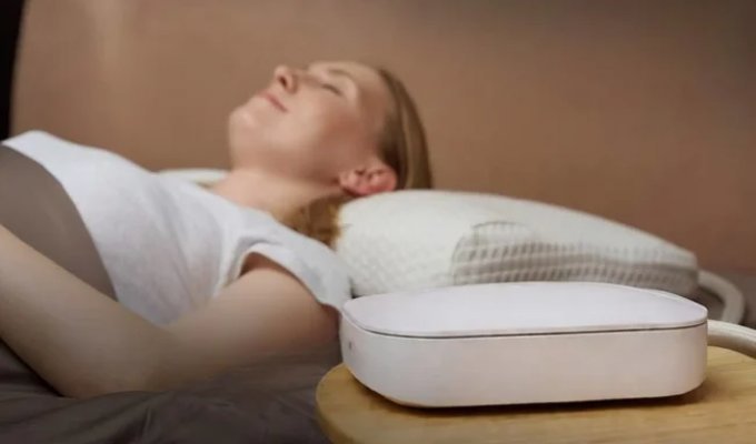Подушка, яка сама змінює положення голови сплячого (3 фото + 1 відео)