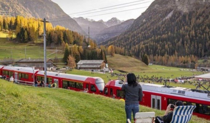 In Switzerland assembled the longest train in the world - 100 wagons (3 photos)