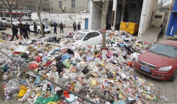 Китайский водитель заблокировал въезд мусоровозам и пожалел об этом (5 фото)