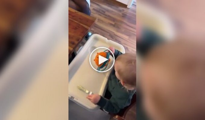 Ребенок тестирует тарелку-непроливайку