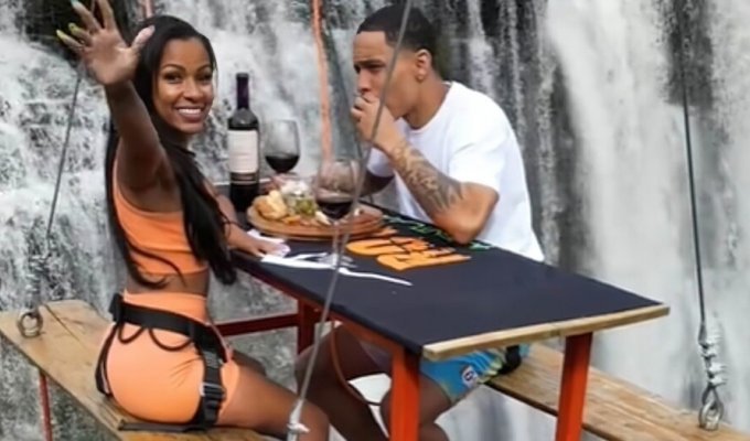 A brave couple had a picnic at a height of 90 meters above the waterfall (5 photos + 1 video)