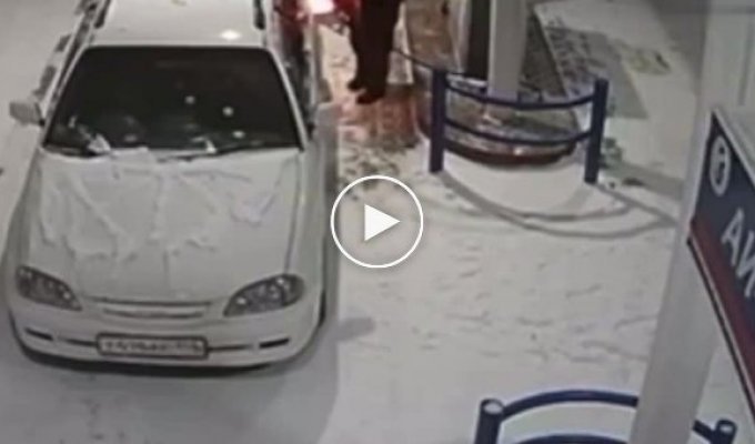 В России мужчина решил проверить уровень бензина зажигалкой на заправке