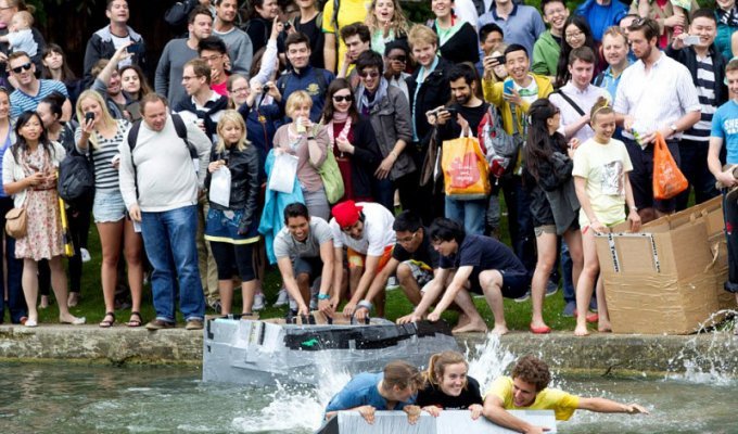 Гонки на картонных лодках студентов из Кембриджского университета (19 фото)