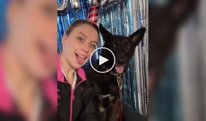 Девушка повторяет за своей собакой