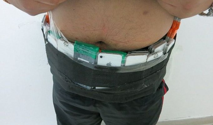 В Китае задержан контрабандист, пытавшийся провезти 146 смартфонов, примотанных к своему телу (3 фото)