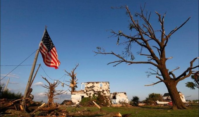 Торнадо разрушил все в Америке (22 фото)