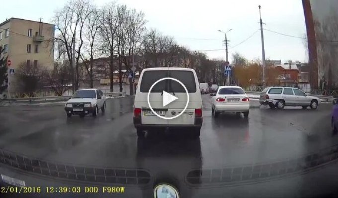 Daewoo Lanos столкнулся с поворачивающим Ford Mondeo на мосту в Виннице