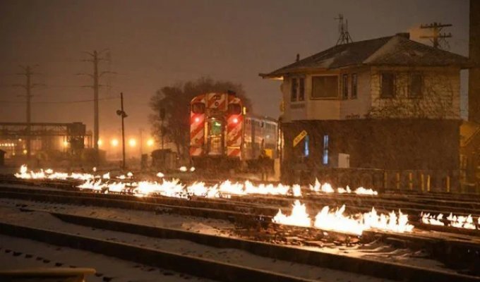 Why do they set fire to rails in Chicago (4 photos + video)