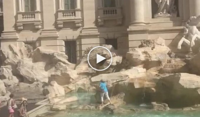 Невежественная туристка залезла в знаменитый фонтан Треви в Риме, чтобы наполнить бутылку водой