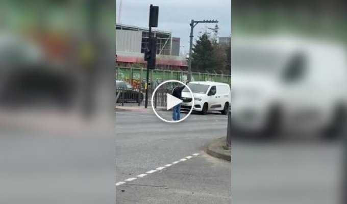В Лондоне прохожий помог регулировать движение после отказа светофора