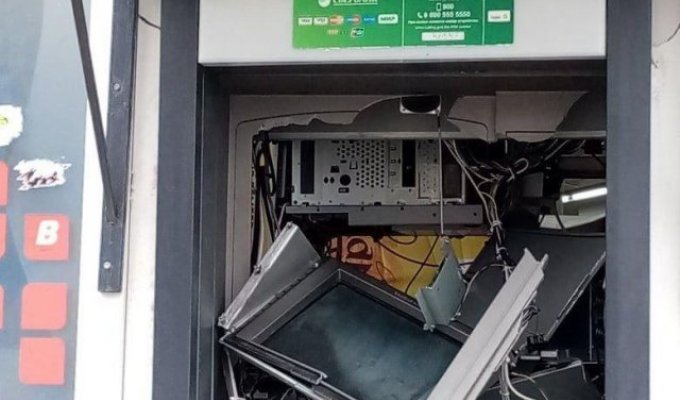 Профессионал: спокойно вошел, взорвал банкомат, забрал деньги и вышел (3 фото + видео)
