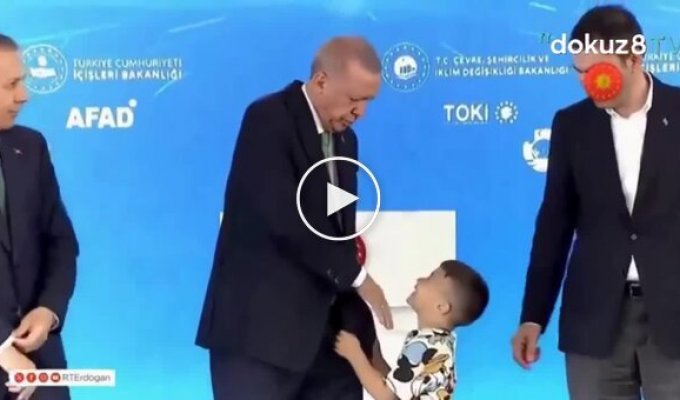 Эрдоган дал пощечину маленькому мальчику, который отказался целовать ему руку