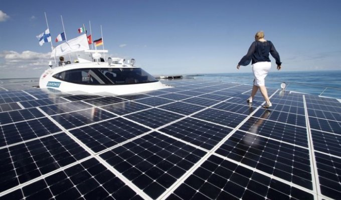Катамаран, работающий на солнечной энергии (9 фото)