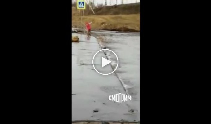 В Башкирии девочку на роликах чуть не смыло сильным потоком воды