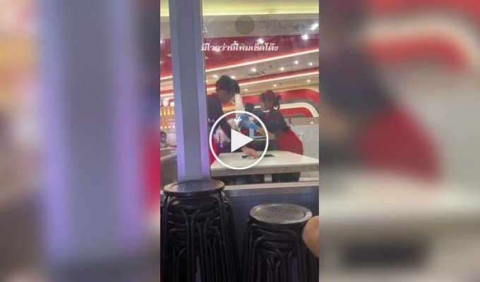 В Таиланде заметили самого быстрого официанта