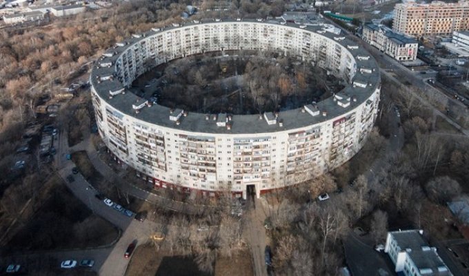 Как устроена жизнь в круглом доме на улице Довженко в Москве (14 фото)