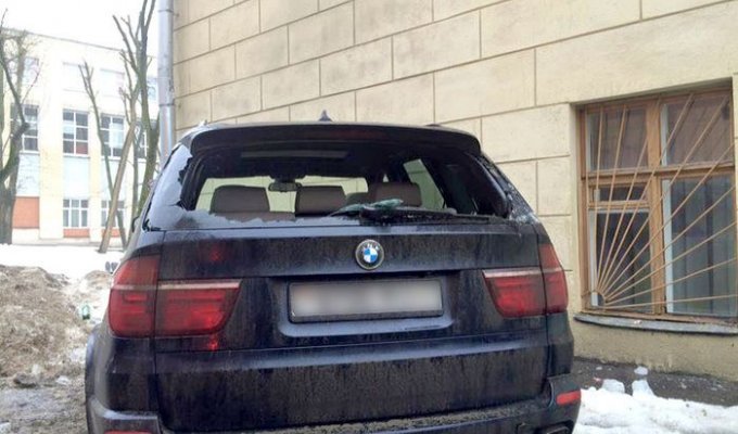 В Минске упавшие с крыши дома ледяные глыбы повредили BMW X5 и Fiat Punto (5 фото)