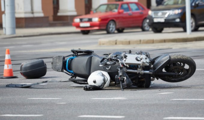 Жуткая авария в Киеве: мотоциклист сделал сальто в воздухе
