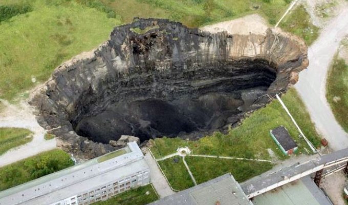 Ground collapse in Berezinki (11 photos)