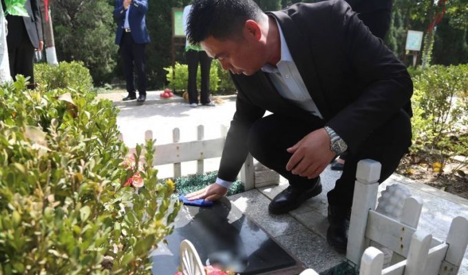 Поминальщики напрокат. В Китае создали необычный кладбищинский сервис (6 фото)