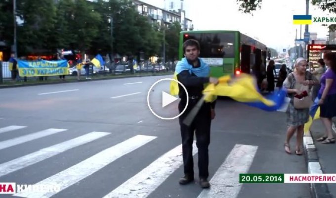 Харковчани продолжают украшать флагами город (майдан)