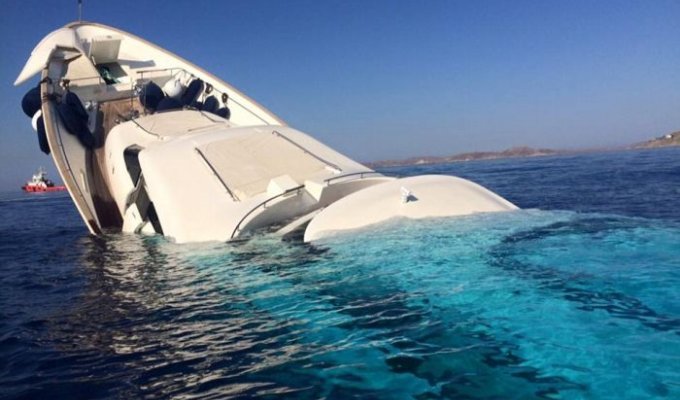 У берегов Греции затонула роскошная яхта стоимостью более 6 миллионов долларов (9 фото + видео)