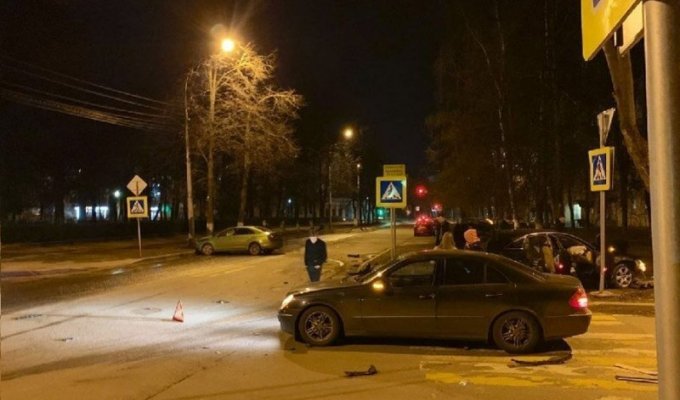 В Ярославле на перекрестке столкнулись две легковушки (3 фото + 1 видео)
