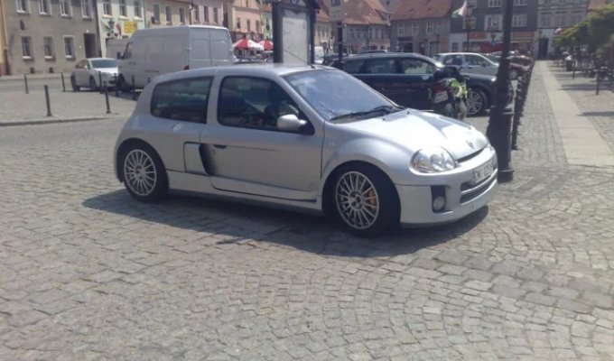 Clio, у которого двигатель занял место задних пассажиров (1 фото)