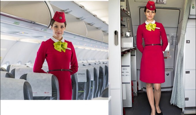 Почему стюардессы держат руки за спиной во время посадки (2 фото)