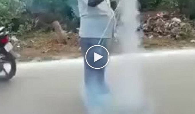Индуский мужчина прикуривает фейерверки на раз два