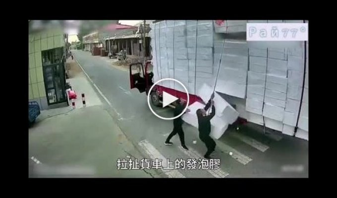 Вантажівка з пінополістиролом згоріла в Китаї