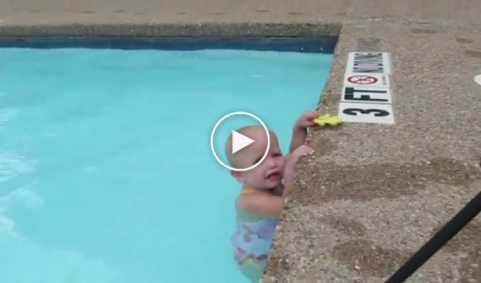 Девочка которой нет и двух лет плавает в бассейне как рыба