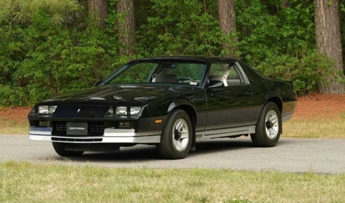 Практически новый Chevrolet Camaro 1984 года продали за 25,9 тысячи долларов (28 фото)