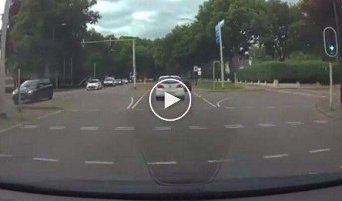 Overtaking at a traffic light leads to a run-in with the police