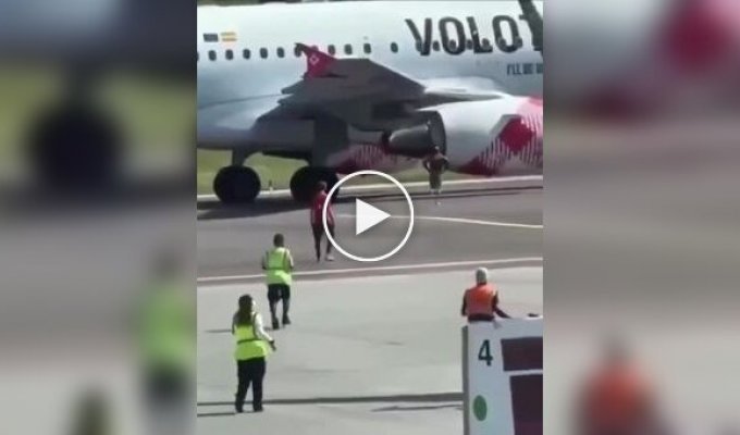 В итальянском аэропорту Бергамо мужчина бросился в работающий двигатель самолета
