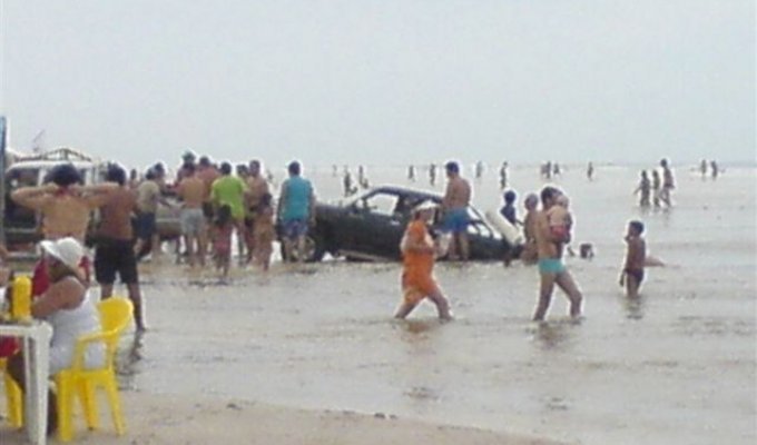 Машины смыло с пляжа (15 фотографий)