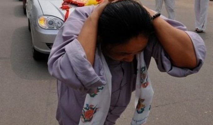Китайская женщина протащила волосами шесть машин (6 фото)
