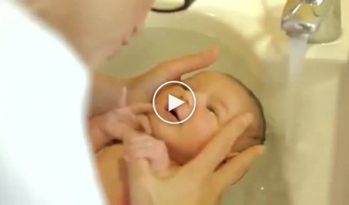 Медсестра купает малыша