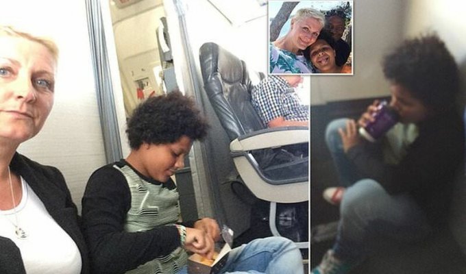 Пассажиры были вынуждены сидеть на полу во время полета, так как их места оказались фикцией (5 фото)