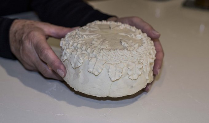 Мужчина нашёл 100-летний свадебный торт, делая уборку в гараже (7 фото + 2 гиф)