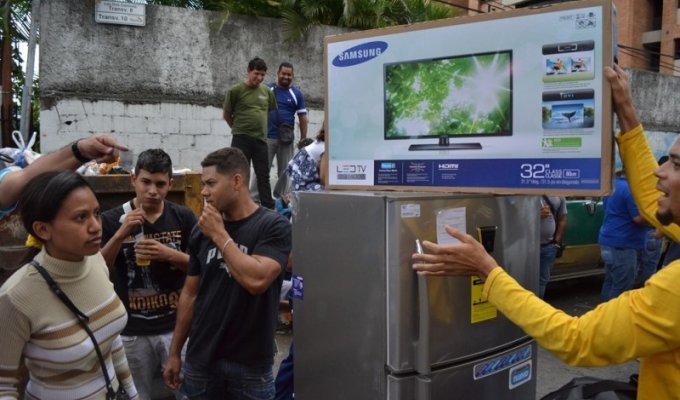Социалистическая «оккупация» в Венесуэле: Армия захватила магазины и раздает товары почти бесплатно (15 фото)