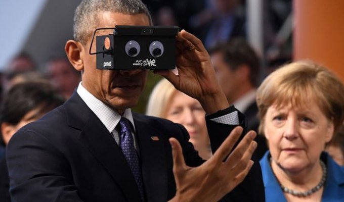 Обама и Меркель примерили очки виртуальной реальности (5 фото)