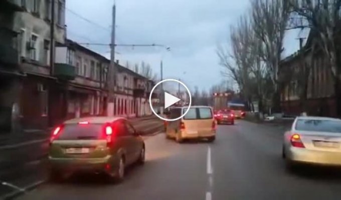 Как пропускают автомобиль скорой помощи в Одессе