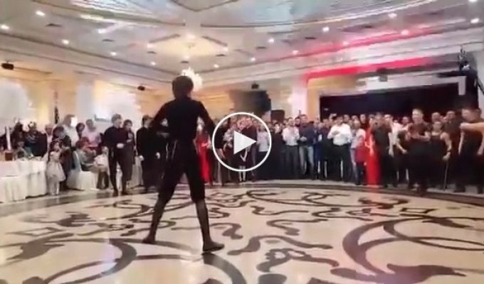 A friendly battle at a wedding between Caucasians and Siberians. Don't take your eyes off