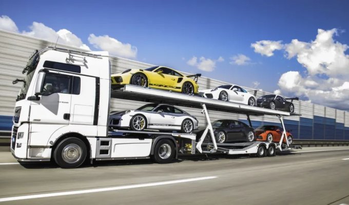 A collection of Porsche 911 GT3 supercars is being sold along with a car transporter (7 photos + 1 video)