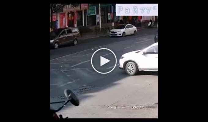 Грузовик с отказавшими тормозами чудом не раздавил мотоциклистку с ребенком в Китае