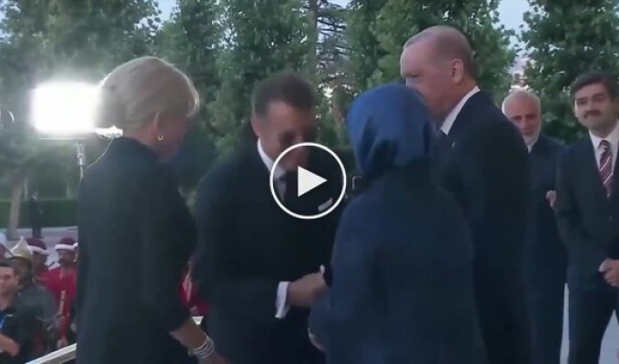Макрон попытался поцеловать руку первой леди Турции, но получил отказ